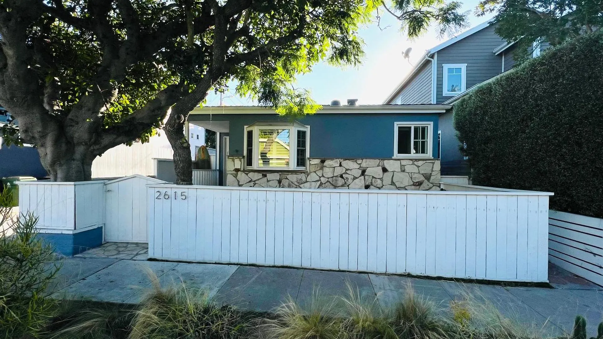 Chic Venice Beach Bungalow Steps From The Canals & Beach Los Angeles